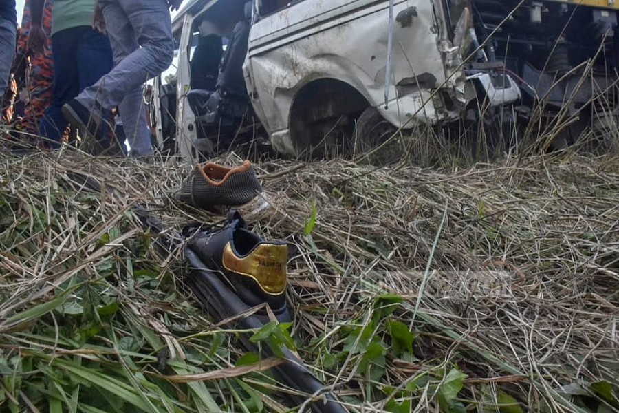 ধাক্কা লাগার পর চট্টগ্রামগামী মহানগর প্রভাতী ট্রেনটি পর্যটকদের মাইক্রোবাসকে এক কিলোমিটার ঠেলে নিয়ে যায়। রেল লাইনের পাশে মাইক্রোবাসের ভাঙা অংশ আর যাত্রীদের জুতা পড়ে থাকতে দেখা যায়।