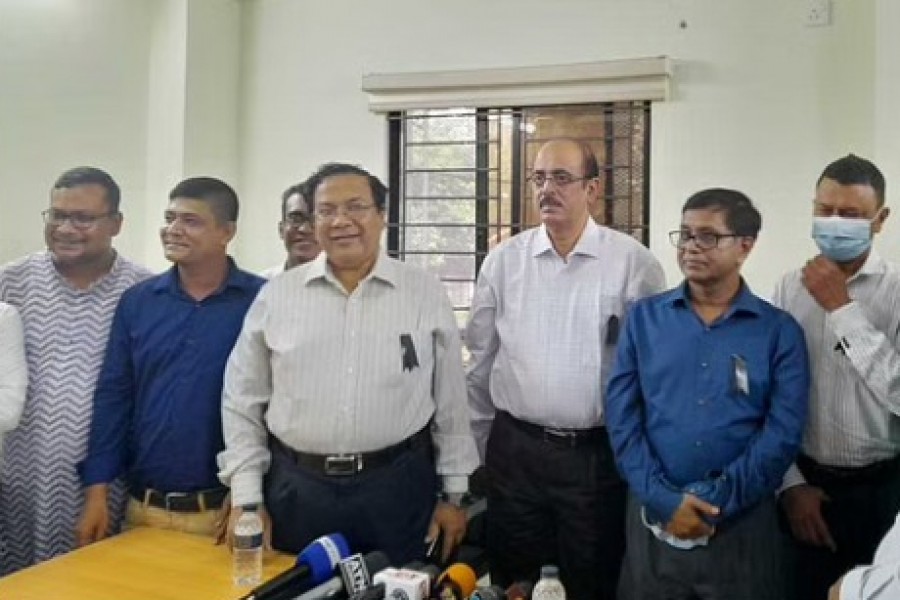 সাংবাদিকদের ‘নির্মোহভাবে’ সত্য লিখতে বললেন দুদক চেয়ারম্যান