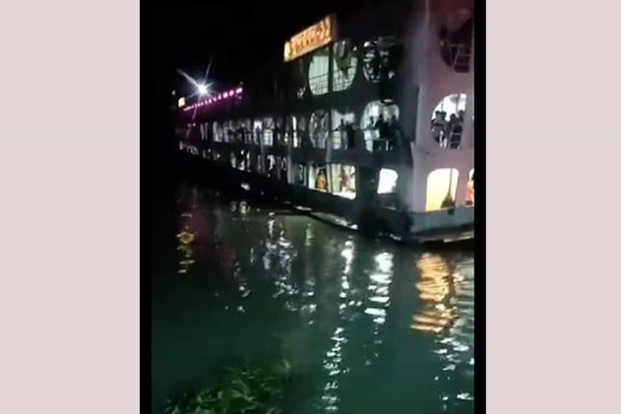 ঢাকা থেকে বরিশালের পথে ডুবোচরে আটকা লঞ্চ