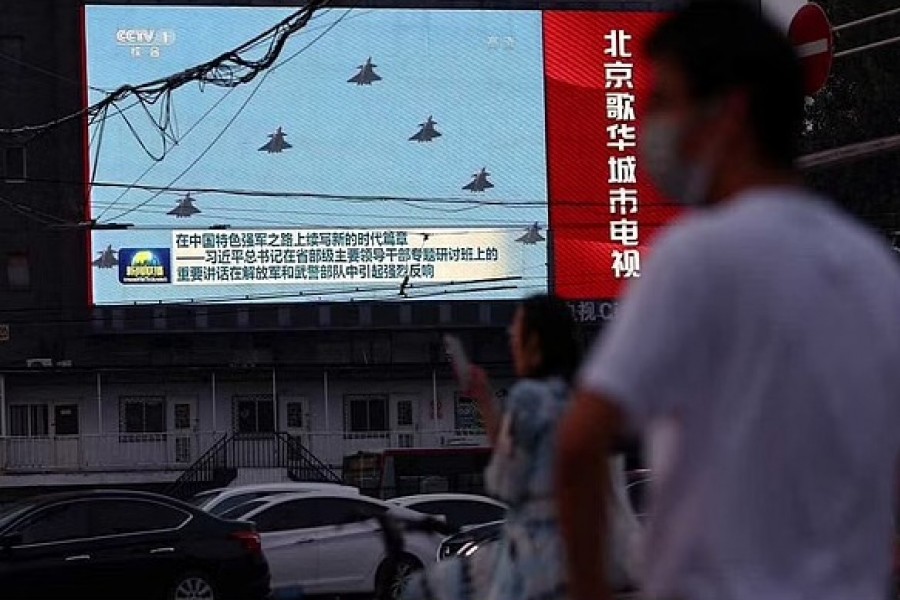 পেলোসির তাইওয়ান সফরের প্রতিক্রিয়ায় চীনের যুদ্ধবিমান ওড়ানোর খবর দেখানো হয় টিভিতে।ছবি: রয়টার্স