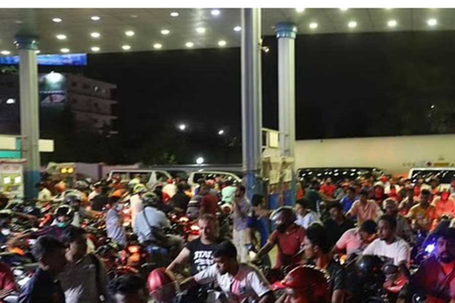দাম বাড়ানোর ঘোষণা জানার পর ঢাকার ফিলিং স্টেশনগুলোতে তেলের জন্য উপচে পড়া ভিড়।