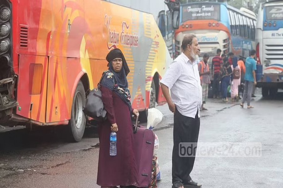 তেলের দাম বাড়ানোর পর ঢাকায় গণপরিবহন কম