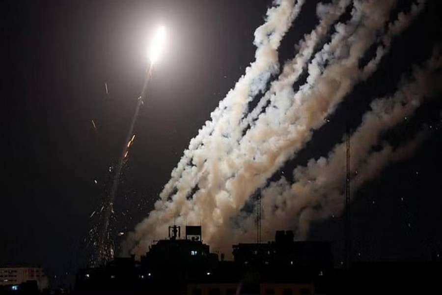 ইসরায়েলি হামলার পাল্টায় গাজা থেকে ছোড়া রকেট। ছবি রয়টার্স