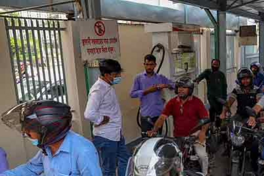 জ্বালানি তেলের দাম বৃদ্ধির পর শনিবার প্রতিটি ফিলিং স্টেশনে তেল নিতে আসা মোটর সাইকেল চালকদের ছিল অসন্তোষ।