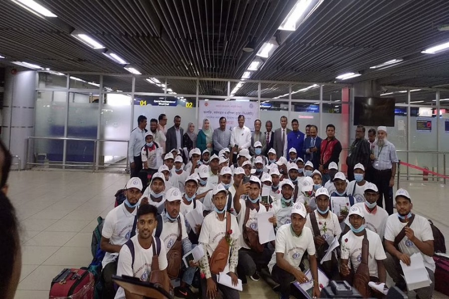 চার বছর পর মালয়েশিয়ায় যাওয়া বাংলাদেশি শ্রমিকের প্রথম দল।