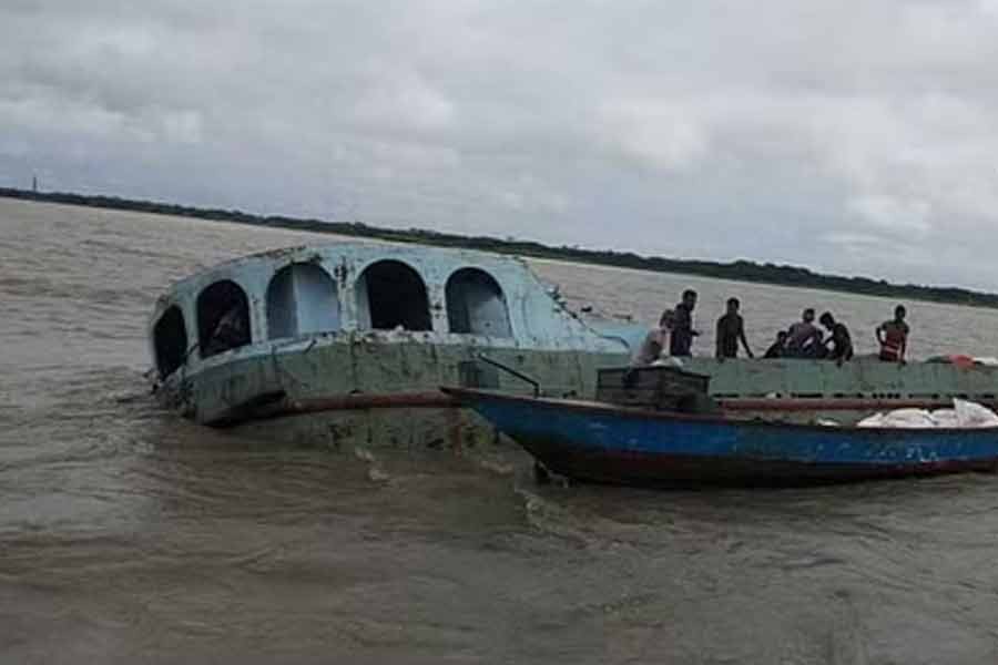 ৩,৪২০ বস্তা চিনি নিয়ে মেঘনায় ডুবেছে ট্রলার