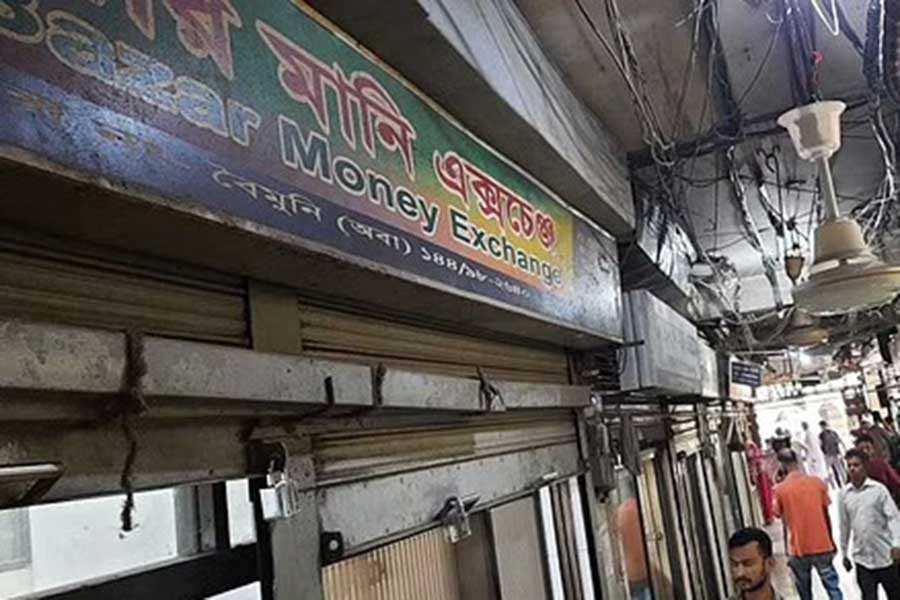 ঢাকার একটি মার্কেটে মানি এক্সচেঞ্জ প্রতিষ্ঠান। ফাইল ছবি।