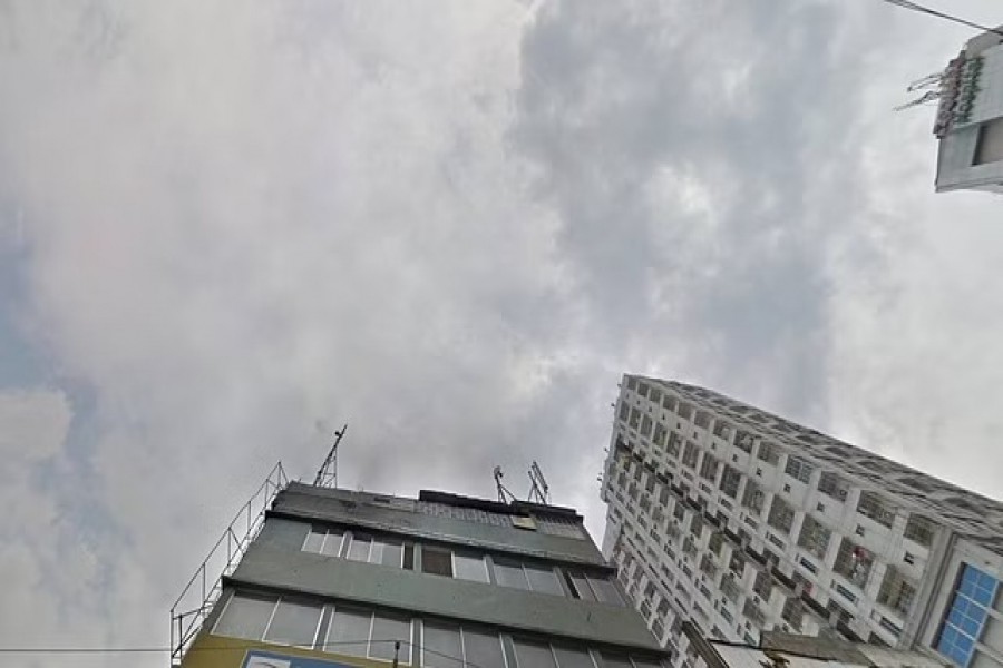 পান্থপথের 'ফ্যামিলি সার্ভিস অ্যাপার্টমেন্ট’ নামের একটি আবাসিক হোটেল থেকে উদ্ধার করা হয়েছে চিকিৎসকের লাশ।