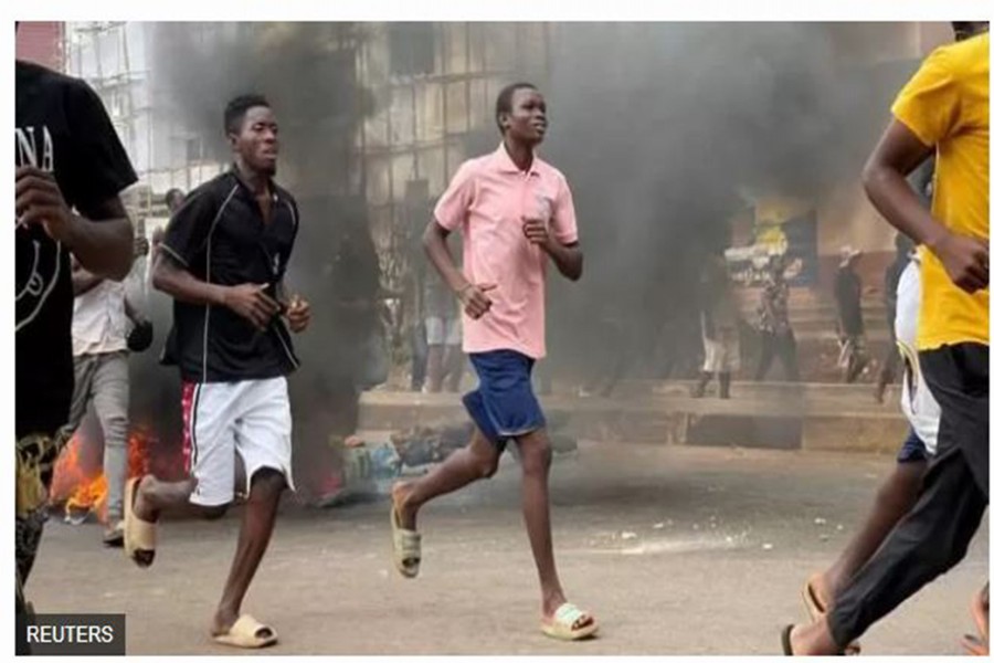 জীবনযাত্রার ব্যয় বৃদ্ধির প্রতিবাদে সহিংস বিক্ষাভ ছড়িয়ে পড়েছে সিয়েরা লিওনে