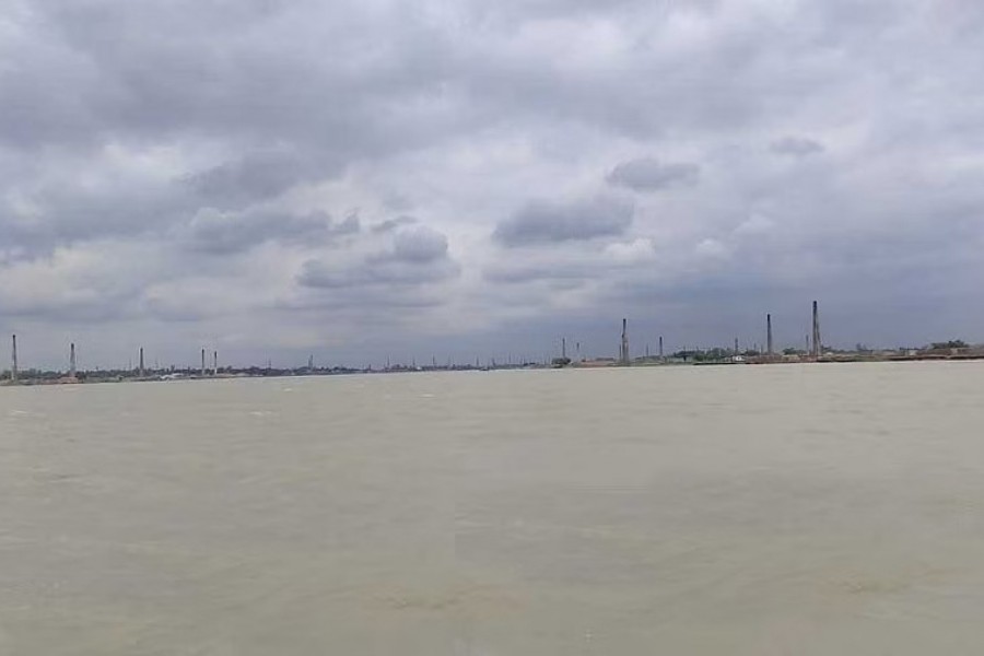 ধলেশ্বরীতে বাল্কহেডের ধাক্কায় ট্রলারডুবি, প্রাণে বাঁচলেন যাত্রীরা