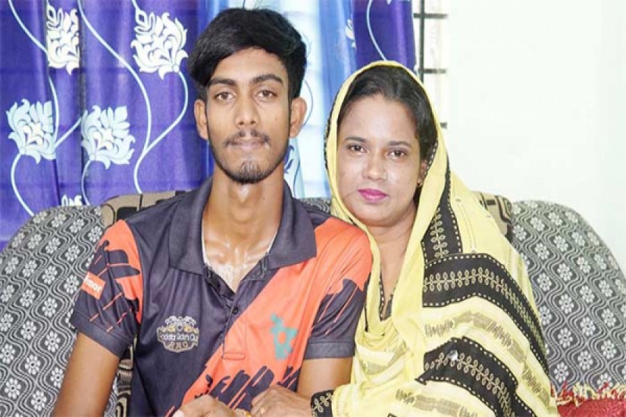 কলেজ ছাত্রকে বিয়ে করা সেই শিক্ষিকার লাশ মিললো শোয়ার ঘরে