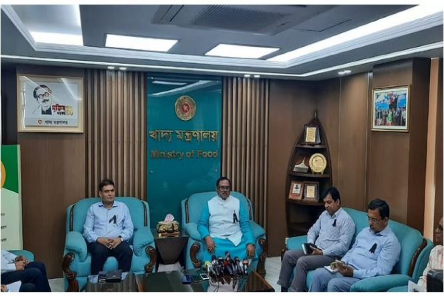 সচিবালয়ে খাদ্যমন্ত্রী সাধন চন্দ্র মজুমদার।ছবি: বিডিনিউজ টোয়েন্টিফোর ডটকম