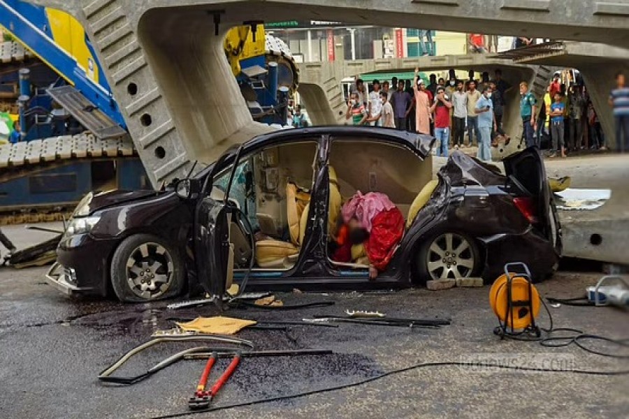 ঢাকার উত্তরায় সোমবার বিকালে জসিম উদ্দীন সড়কে প্যারাডাইস টাওয়ারের সামনের সড়কে ক্রেন দিয়ে বক্সগার্ডার ওঠানোর সময় সেটি প্রাইভেটকারের ওপর পড়ে।