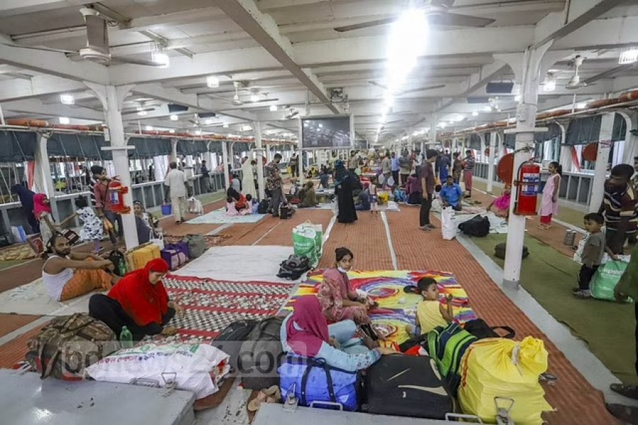 ঢাকার সদরঘাট লঞ্চ টার্মিনালে একটি লঞ্চের ডেকের চিত্র।