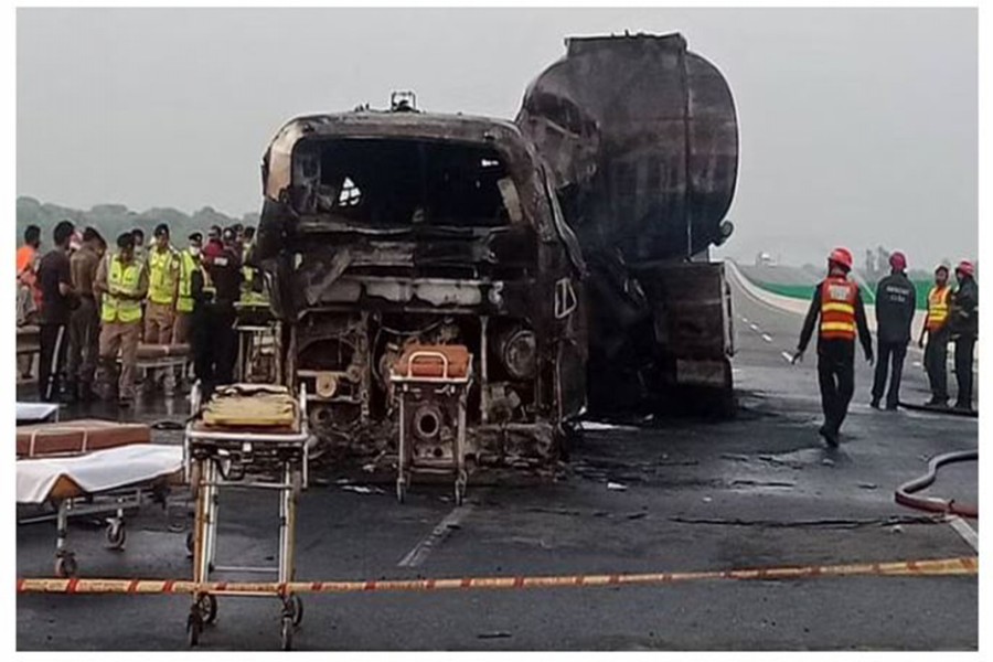 পাকিস্তানে বাস-লরি সংঘর্ষে নিহত অন্তত ২০