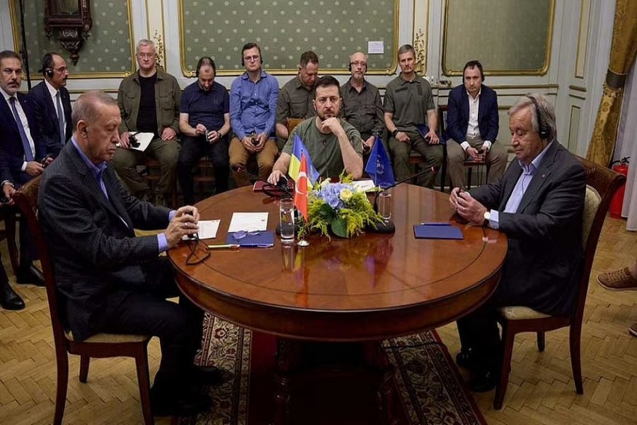 ইউক্রেইনের লভিভে অনুষ্ঠিত বৈঠকে জাতিসংঘ মহাসচিব আন্তোনিও গুতেরেস, তুরস্কের প্রেসিডেন্ট রিসেপ তায়িপ এরদোয়ান ও ইউক্রেইনের প্রেসিডেন্ট ভলদিমির জেলনস্কি। ছবি: রয়টার্স