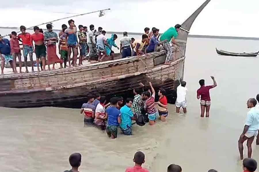 হাতিয়ায় ট্রলার ডুবি, ১৬ জেলের মধ্যে ১৩ জনকে জীবিত উদ্ধার