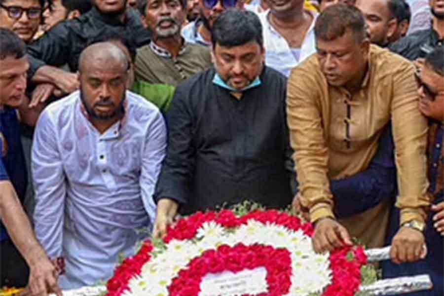 জামিনে মুক্ত হয়ে ধানমন্ডি ৩২ নম্বরে জাতির পিতা বঙ্গবন্ধু শেখ মুজিবুর রহমানের প্রতিকৃতিতে শ্রদ্ধা নিবেদন করেন যুবলীগের বহিষ্কৃত নেতা ইসমাইল চৌধুরী সম্রাট। ছবি: বিডিনিউজ টোয়েন্টিফোর ডটকম।