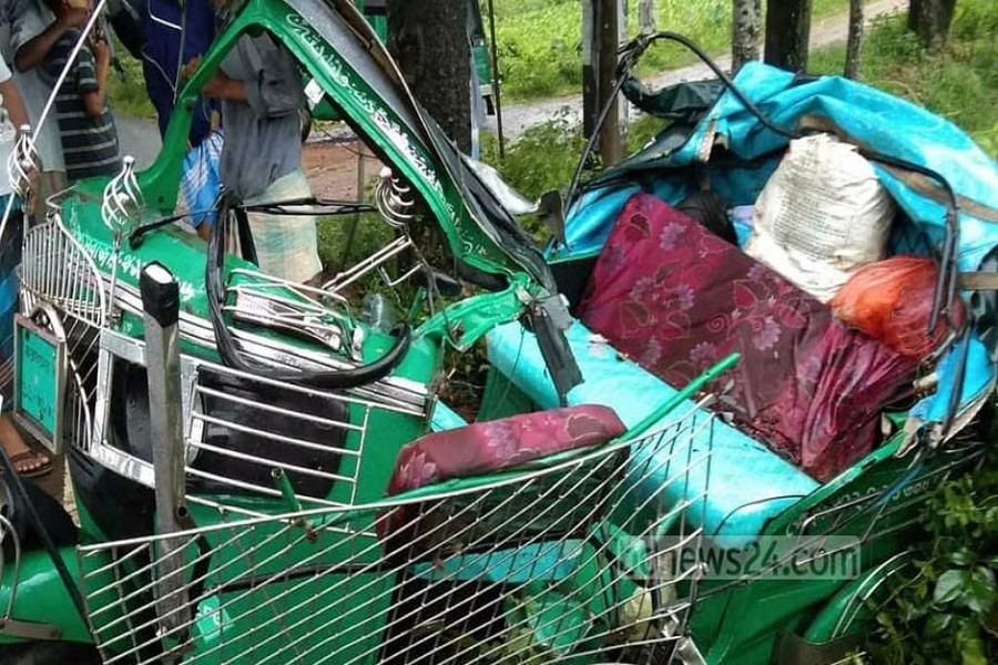 ট্রাকের ধাক্কায় অটোরিকশাটি দুমড়ে-মুচড়ে যায়।