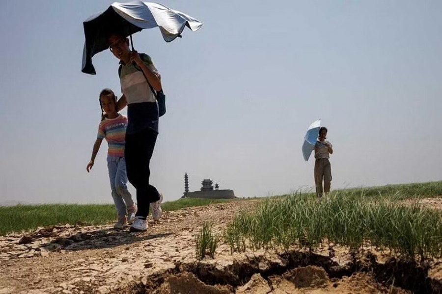 ছয় দশকের রেকর্ড ভেঙে টানা ৭০ দিন ধরে তাপদাহ চলছে চীনে। ছবি: রয়টার্স
