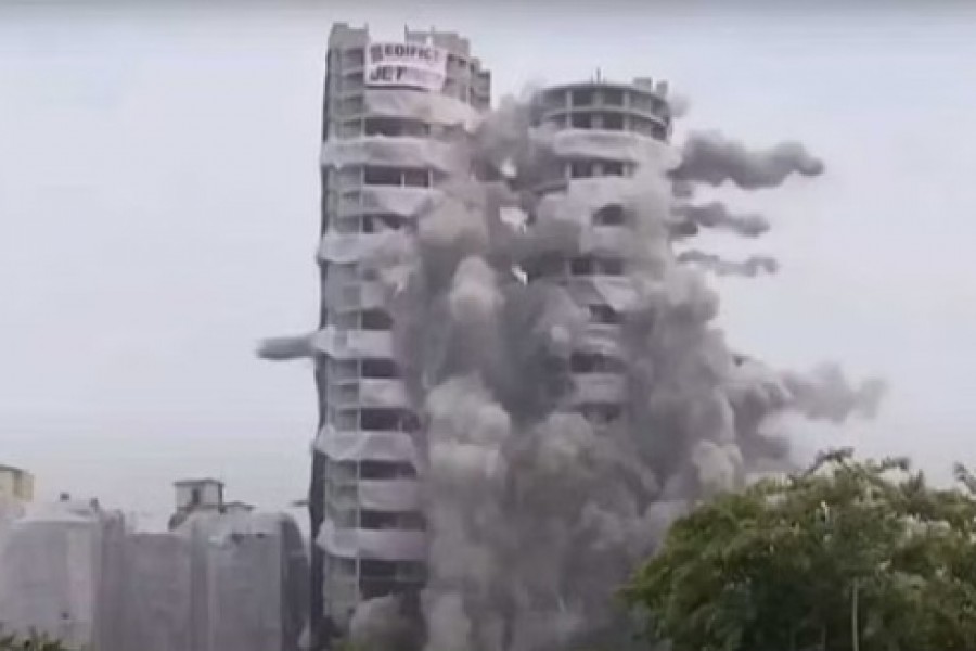 নয়ডার সুপারটেক টুইন টাওয়ার ধসিয়ে দিতে লাগল ৯ সেকেন্ড