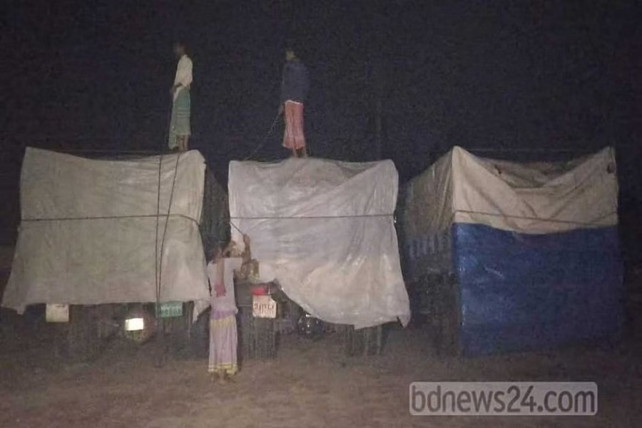 সার ভরতি ট্রাকগুলো আটক করে বগুড়া বাফার গুদাম কর্তৃপক্ষ