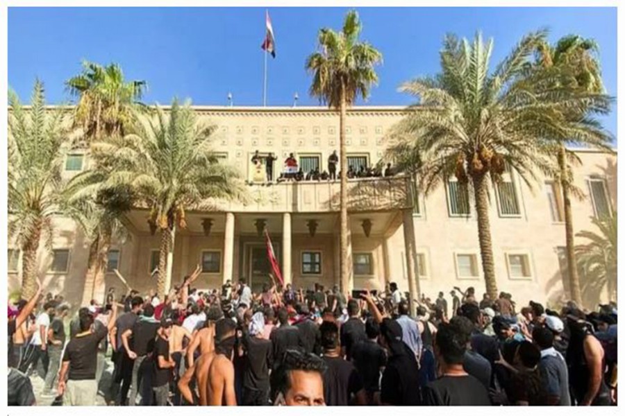 ইরাকে প্রেসিডেন্ট ভবনের বাইরে সদরপন্থী কর্মীর ভিড়