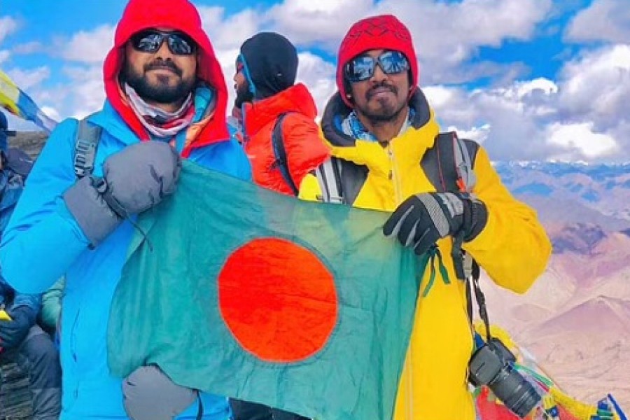 কাং ইয়াতসে-২ পর্বতের চূড়ায় সালেহীন আরশাদী ও ইমরান খান অজিল।