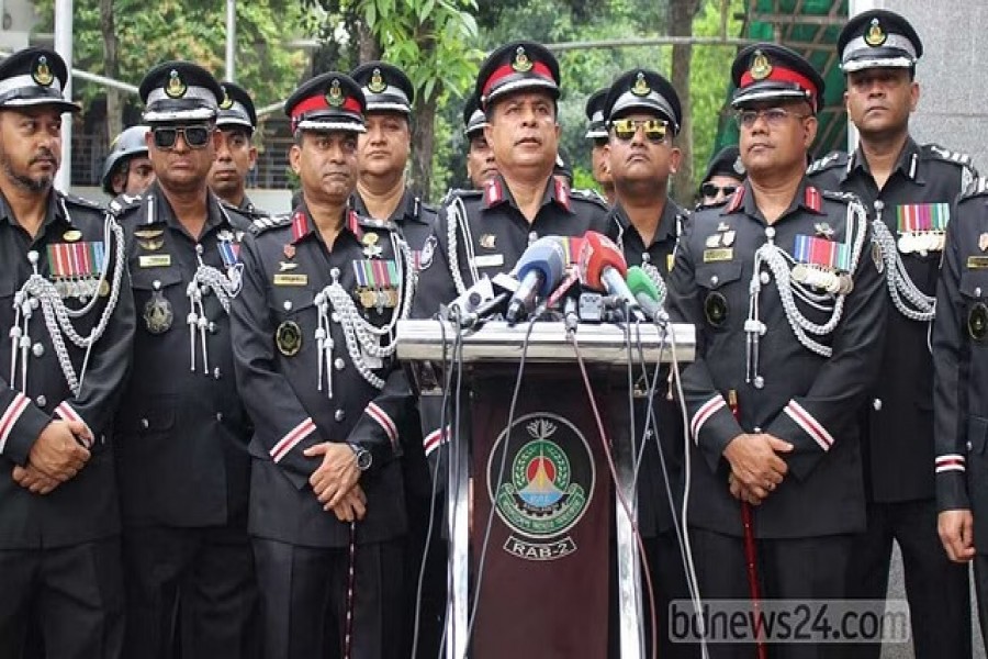 জাতির পিতার প্রতি শ্রদ্ধা জানানোর পর সাংবাদিকদের মুখোমুখি র‌্যাবের নতুন মহাপরিচালক (ডিজি) এম খুরশীদ হোসেন।