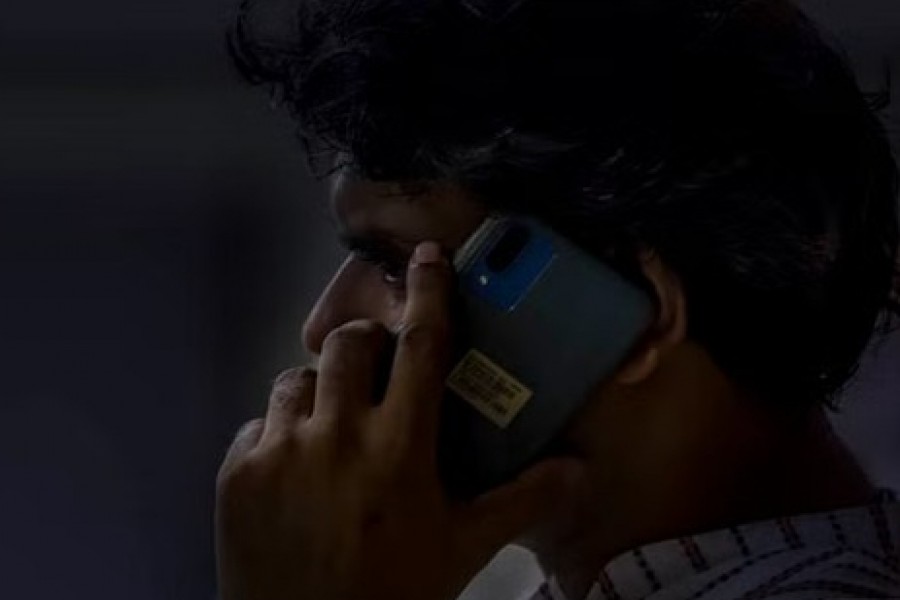 গ্রিড বিপর্যয়: মোবাইল সেবাও বিঘ্নিত