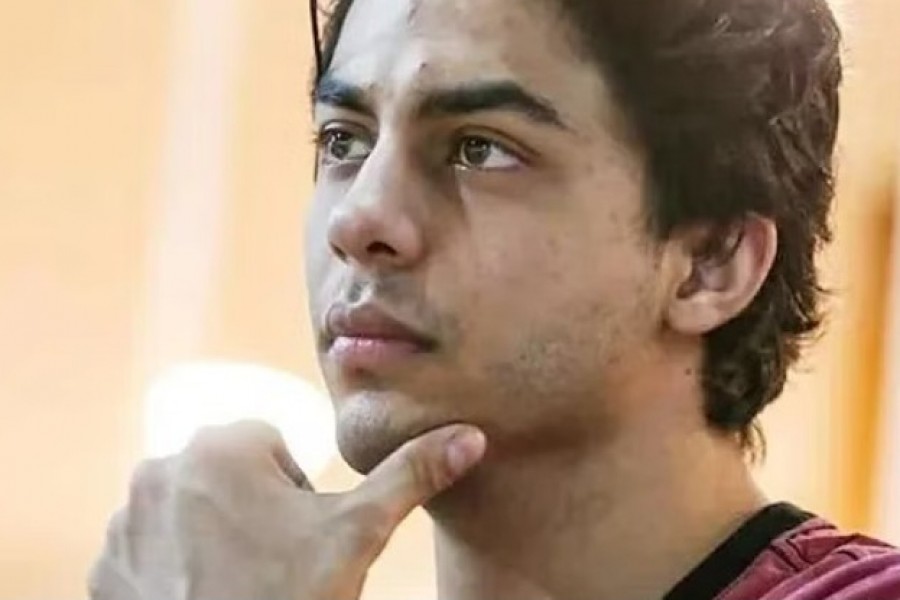 আরিয়ান আসছেন ক্যামেরার পেছনে