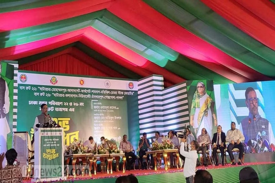 ঢাকার মোহাম্মদপুরে নগর পরিবহনের নতুন দুটি রুট উদ্বোধনী অনুষ্ঠানে ওবায়দুল কাদের।