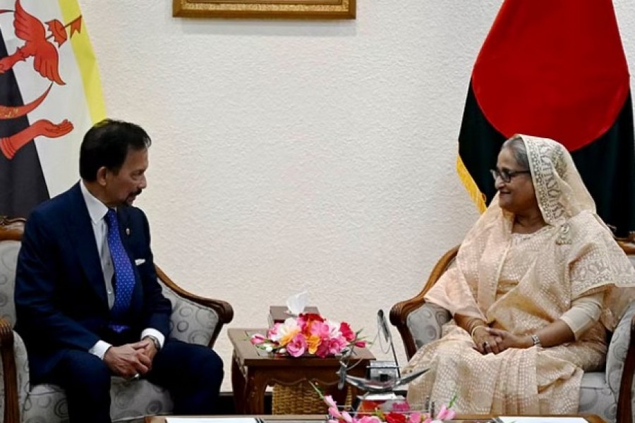 ঢাকায় প্রধানমন্ত্রীর কার্যালয়ে রোববার একান্ত বৈঠকে বাংলাদেশে সফররত ব্রুনেই দারুসসালামের সুলতান হাসানাল বলকিয়াহ ও প্রধানমন্ত্রী শেখ হাসিনা ছবি: পিআইডি