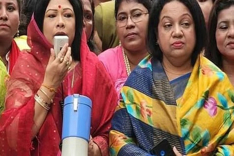 যুব মহিলা লীগের নেতৃত্বে দুই দশক ধরে আছেন নাজমা আক্তার (ডানে) ও অপু উকিল (বাঁয়ে)