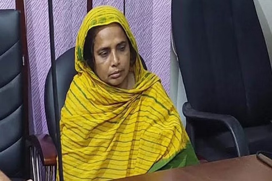 উদ্ধারের পর গত ২৫ সেপ্টেম্বর পিবিআই কার্যালয়ে রহিমা বেগম।ফাইল ছবি