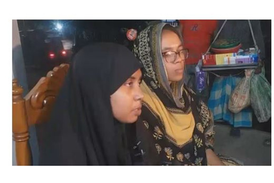 সংবাদ সম্মেলনে ইডেন কলেজের শিক্ষার্থী নুসরাত জাহান কেয়া।