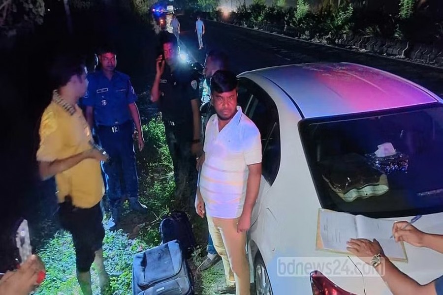 মহাসড়কে প্রবাসীর গাড়ি থামিয়ে ডাকাতি, পুলিশের সঙ্গে গোলাগুলি