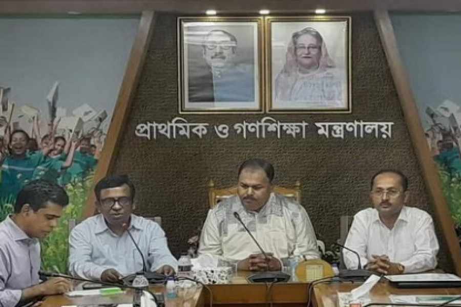 সংবাদ সম্মেলনে প্রাথমিক ও গণশিক্ষা মন্ত্রণালয়ের জ্যেষ্ঠ সচিব আমিনুল ইসলাম খান। ছবি: বিডিনিউজ টোয়েন্টিফোর ডটকম