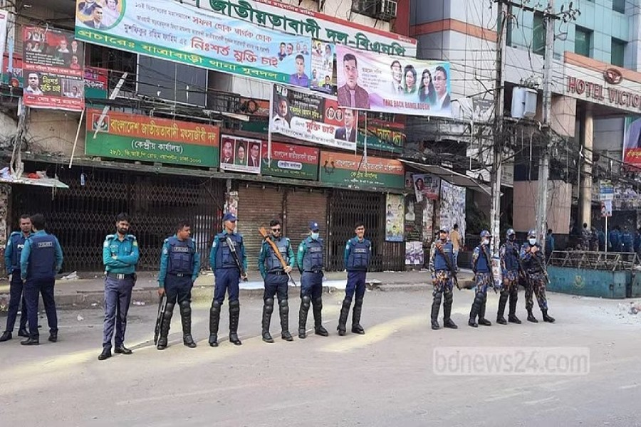 নয়া পল্টনে বিএনপি কেন্দ্রীয় কার্যালয়ের সামনের সড়কে অবস্থান নিয়েছে পুলিশ।