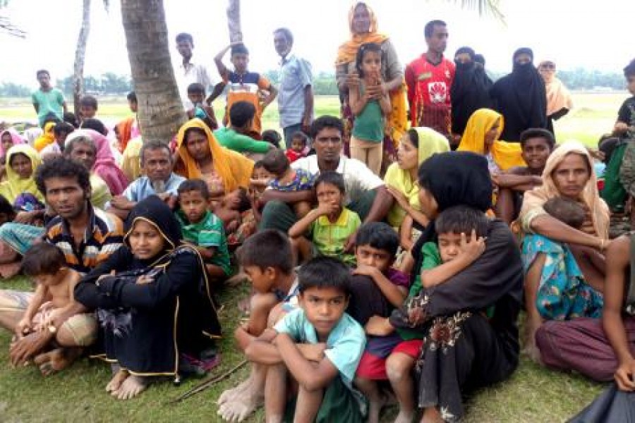 Members of the Rohingya community crossing the border into Bangladesh. Photo:  Azam Sheikh Ali Haider / UN Migration Agency (IOM)