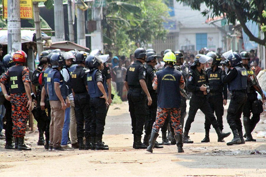 The Rapid Action Battalion (RAB) says their bomb disposal unit and dog squad have entered the building. - Focus Bangla photo