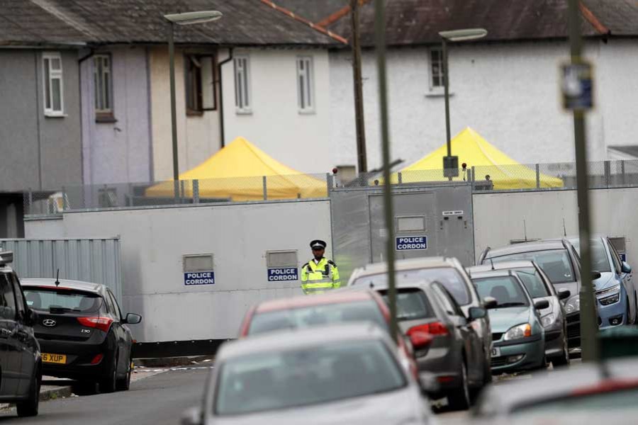 A police officer stands in front of barriers forming a cordon around a property being searched after a man was arrested in connection with an explosion on a London Underground train, in Sunbury-on-Thames, Britain, September 17, 2017.  - Reuters photo