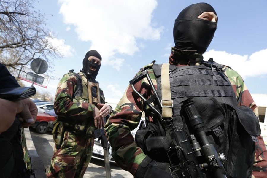 Russian soldiers guard the center of Simferopol, Crimea, March 27, 2014. (AP)