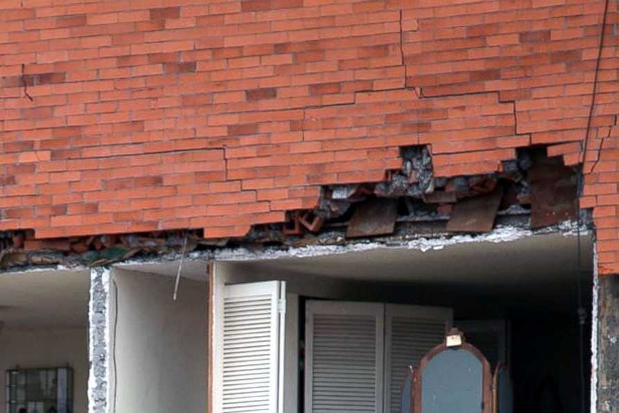 A condemned building stand after last week's 7.1 magnitude earthquake, on Lazaro Cardenas street in the Narvarte neighbourhood of Mexico City, Monday, Sept. 25, 2017. – AP photo