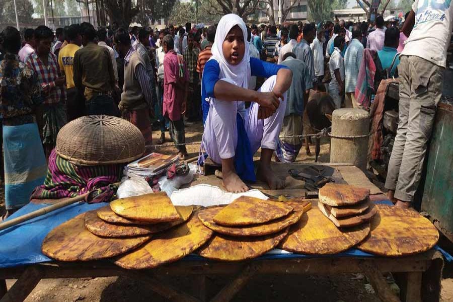 A girl is waiting for customers at Dhaphat in Dupchanchia municipal area of Bogra. The snap was taken on Tuesday. 	— FE Photo