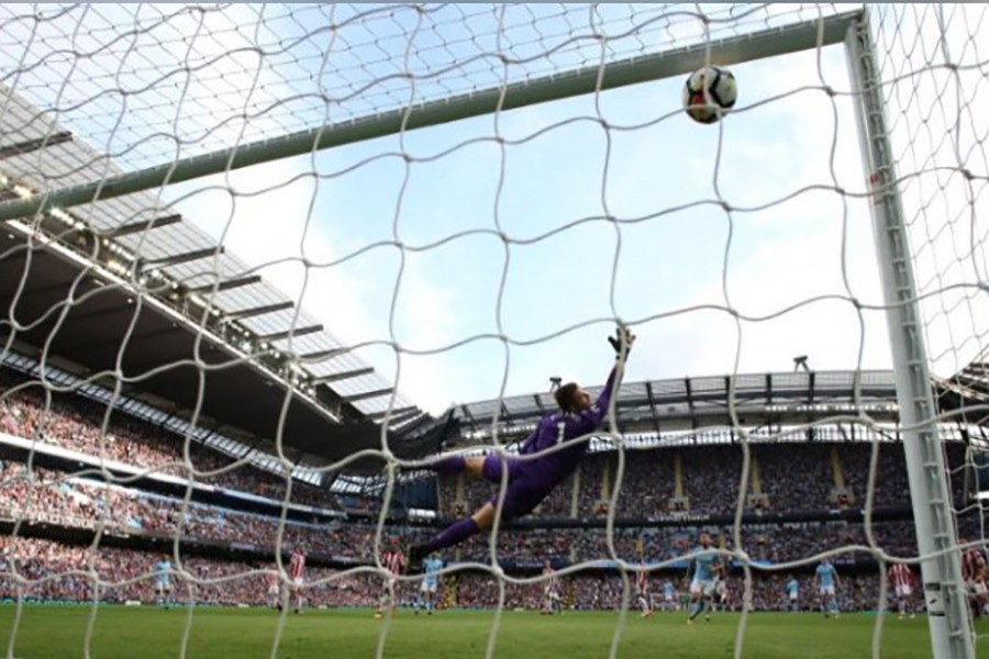 Manchester City's Fernandinho scores their fifth goal. - Reuters