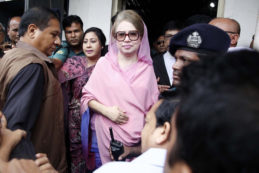 Khaleda Zia, former Prime Minister and the chief of opposition Bangladesh Nationalist Party, arrives in a special court in Dhaka's Bakshibazar to seek bail on Thursday. - Focus Bangla photo