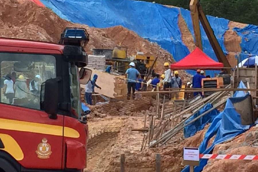 Firemen and workers at the construction site help with the rescue mission. (Photo courtesy- DANIAL SAAD)