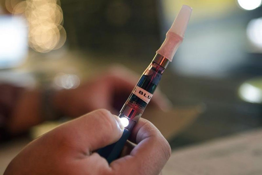 A customer holds an e-cigarette in New York City December 18, 2013. (REUTERS photo)