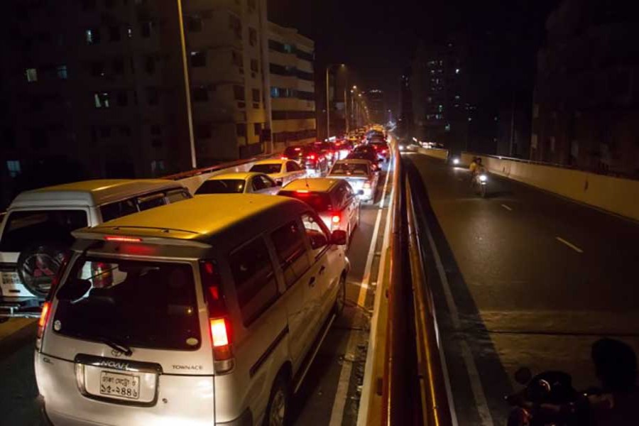 Congestion at Moghbazar-Mouchak flyover bewilders authorities